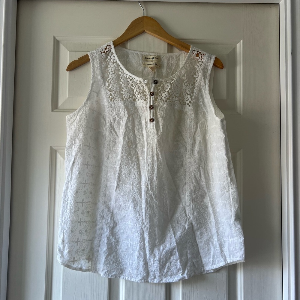 White Top with floral prints and cute buttons!